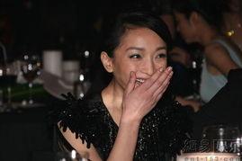 明星参加慈善被亲亲,温暖公益行动瞬间